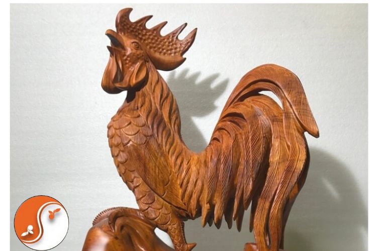 Tượng hình con gà bằng gỗ có thể bổ trợ cho nhà khuyết góc cung Tốn